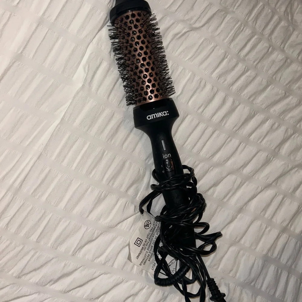 amika Round Ionic Hot Brush in Black and Rose Gold - Picture 2 of 2